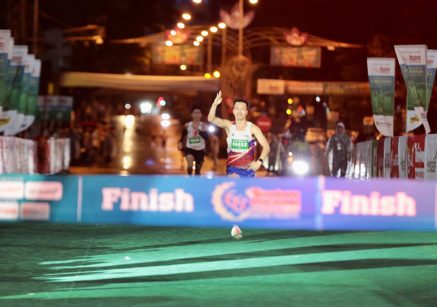 Đỗ Quốc Luật giơ tay ăn mừng trước khi cán đích. Đỗ Quốc Luật giơ tay ăn mừng trước khi cán đích.