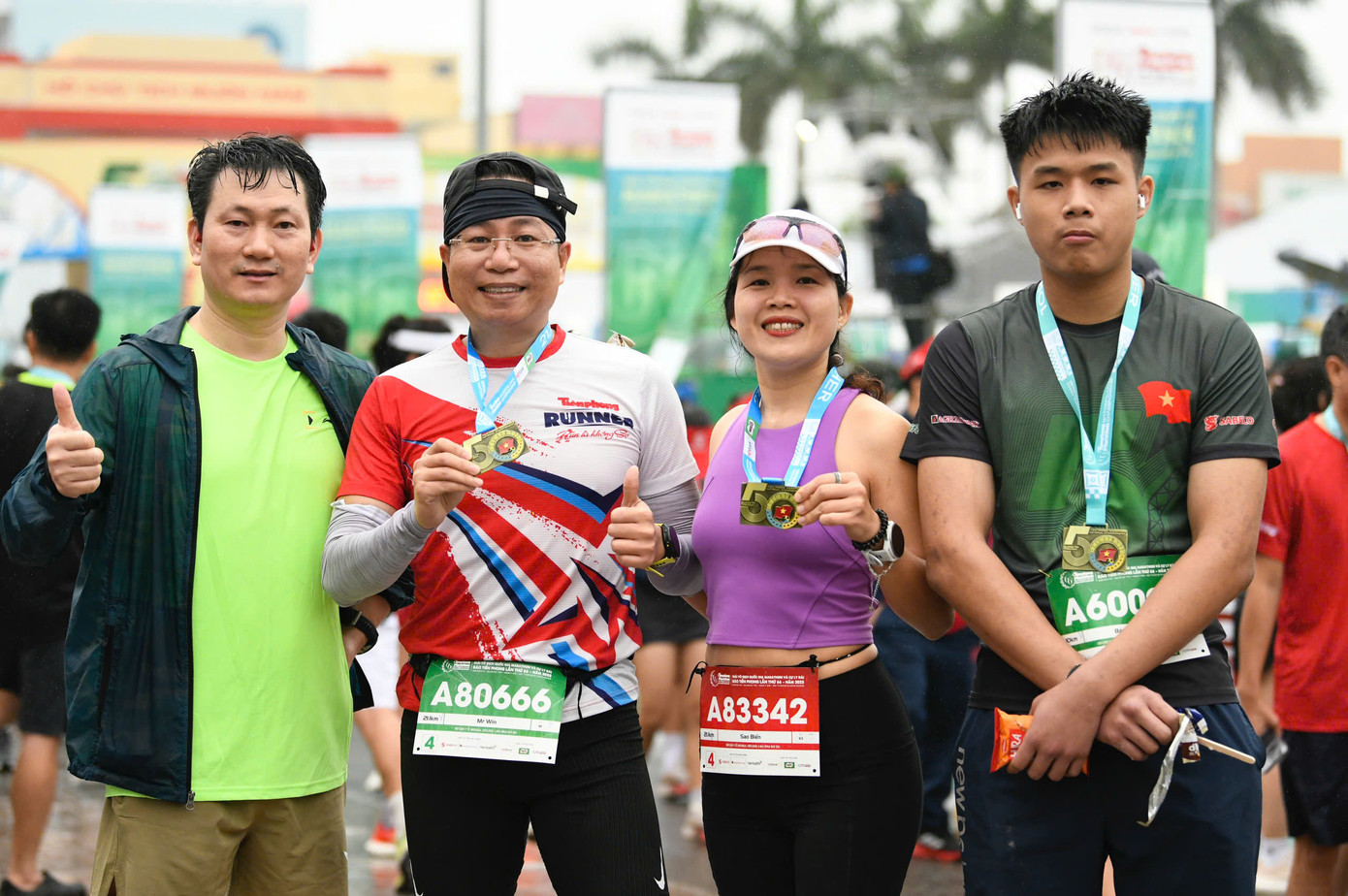 Thành viên của Tiền Phong Runners với tấm huy chương của Tiền Phong Marathon 2025.
