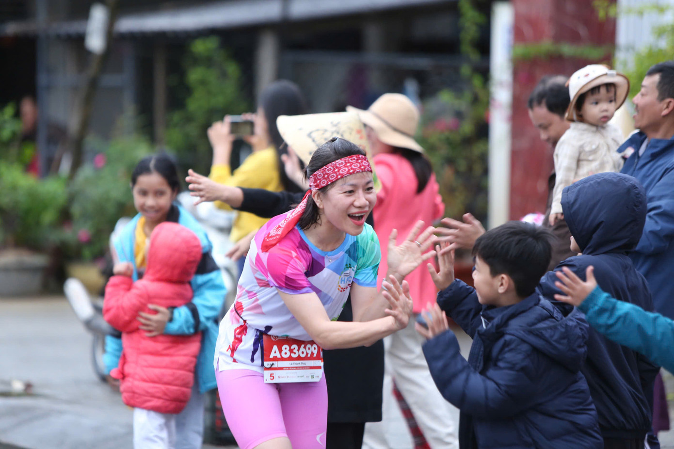 Khi đêm tối lui dần, người dân ra cổ vũ ngày càng nhiều, mang lại sự động viên lớn cho những runner. Khi đêm tối lui dần, người dân ra cổ vũ ngày càng nhiều, mang lại sự động viên lớn cho những runner.