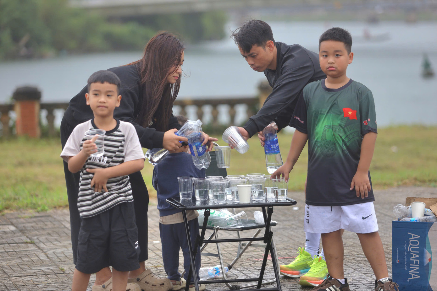 Người dân Quảng Trị cũng tự bỏ tiền, tạo thêm các điểm tiếp nước miễn phí cho các vận động viên đang sải bước trên miền đất lửa. Người dân Quảng Trị cũng tự bỏ tiền, tạo thêm các điểm tiếp nước miễn phí cho các vận động viên đang sải bước trên miền đất lửa.