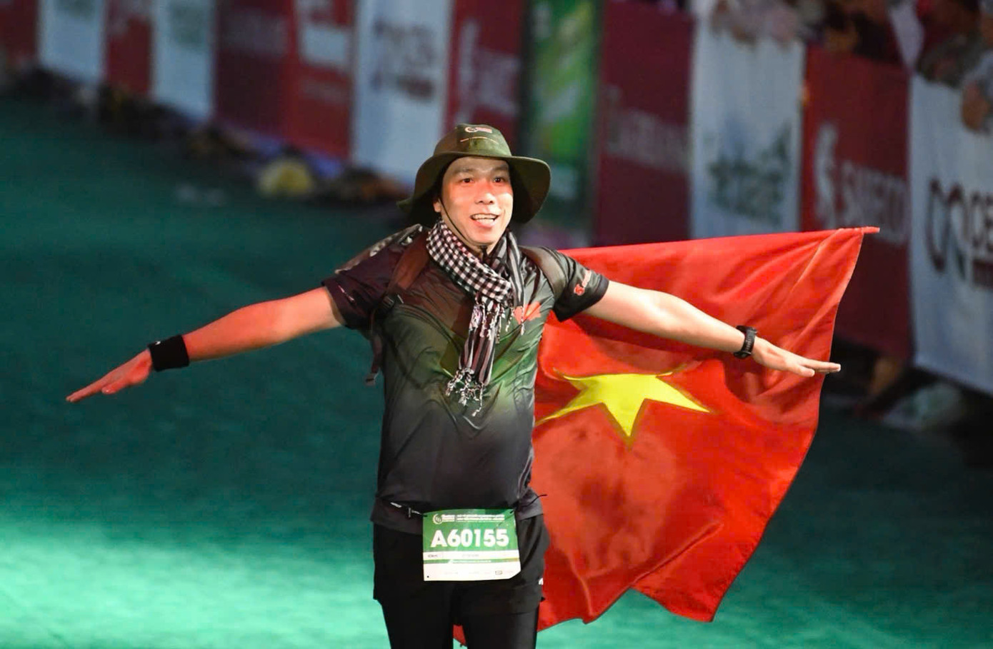 Áo đấu màu xanh cùng chiếc mũ tai bèo khiến cuộc đua Tiền Phong Marathon 2025 như tái hiện hình ảnh các chiến sỹ giải phóng năm xưa, xẻ dọc Trường Sơn đi cứu nước.