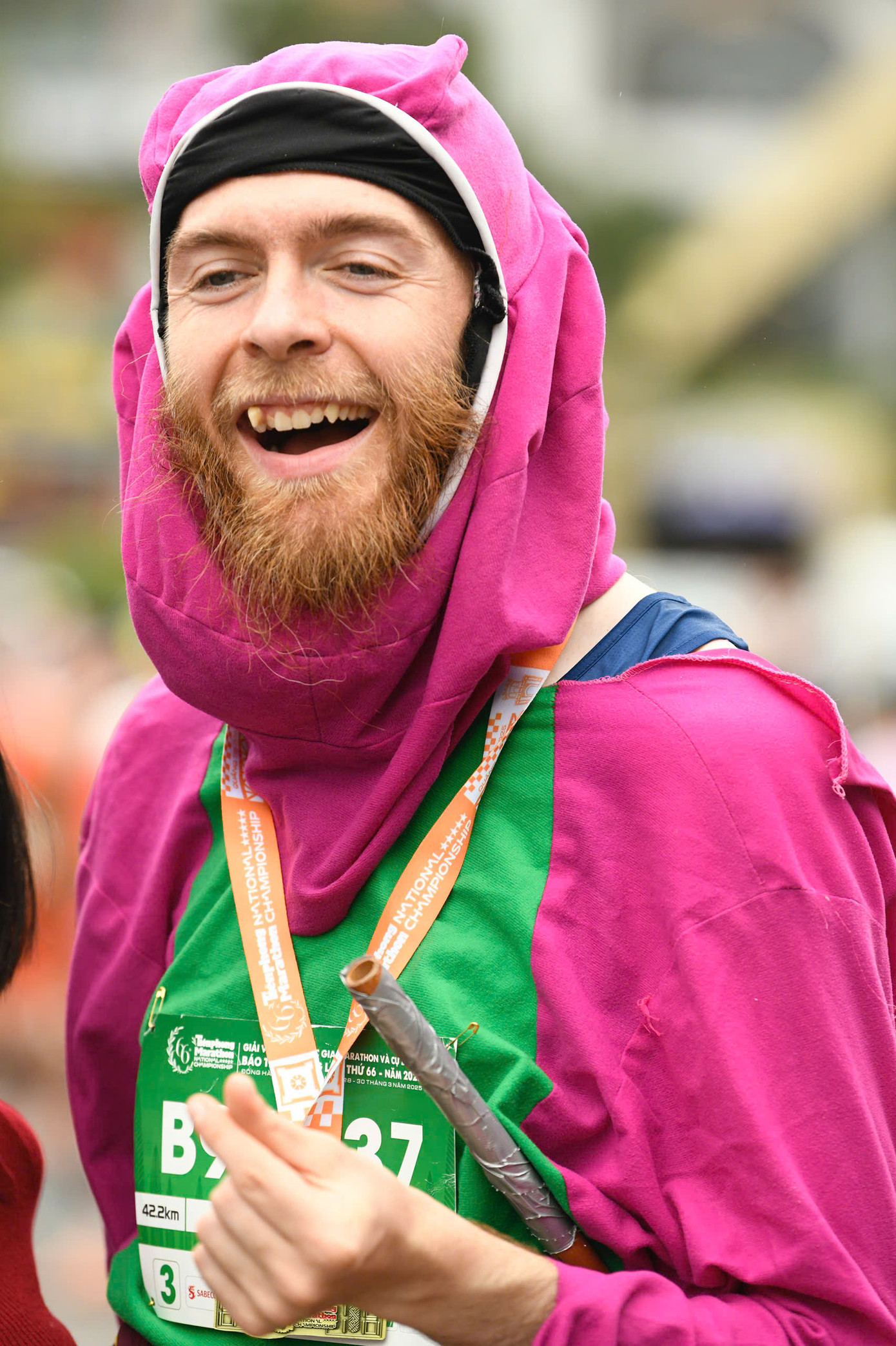 Vận động viên người Canada, Liam Watson là một &quot;khách quen&quot; của Tiền Phong Marathon. Anh vừa đón sinh nhật cách đây 3 ngày đã tạo nên thương hiệu với bộ trang phục màu hồng, đồng thời vừa chạy vừa thổi sáo.