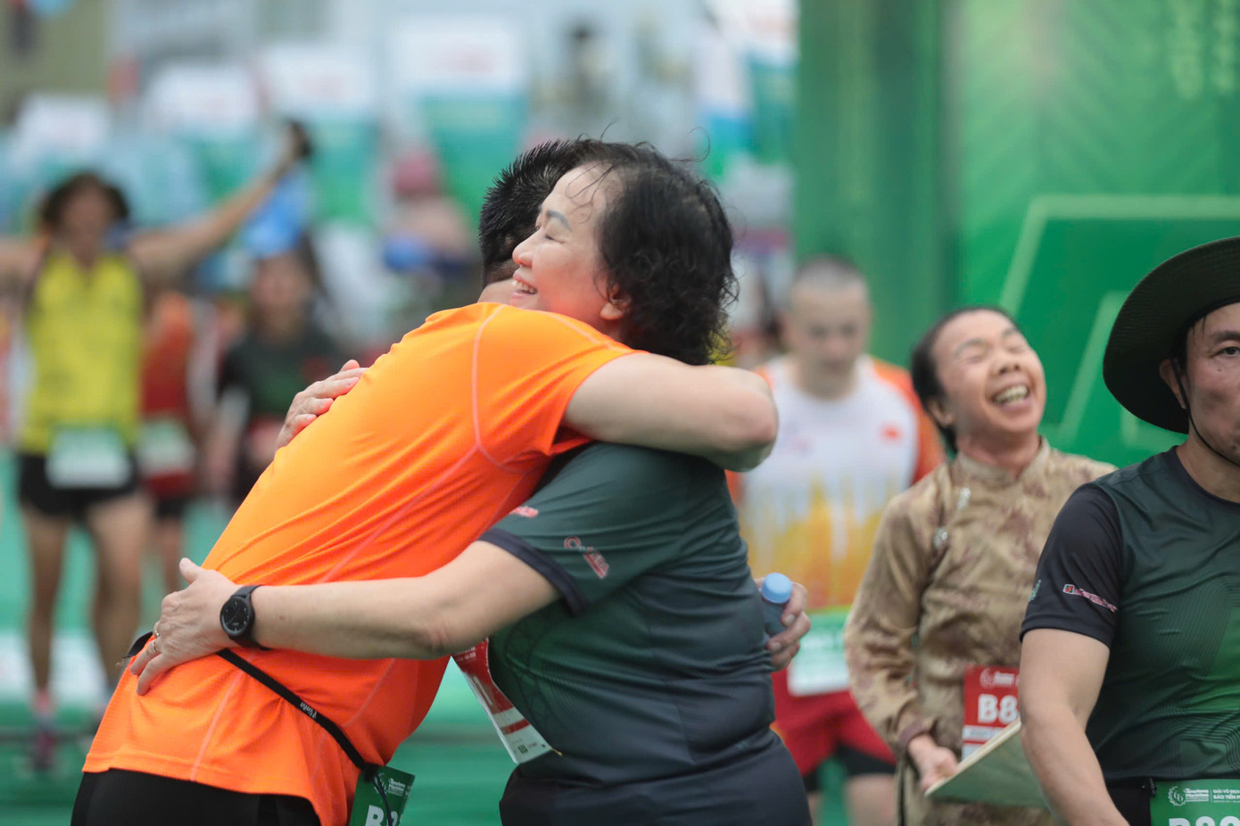 Không còn khoảng cách, mọi runner xích lại gần nhau, gắn kết bởi đam mê và tình yêu.