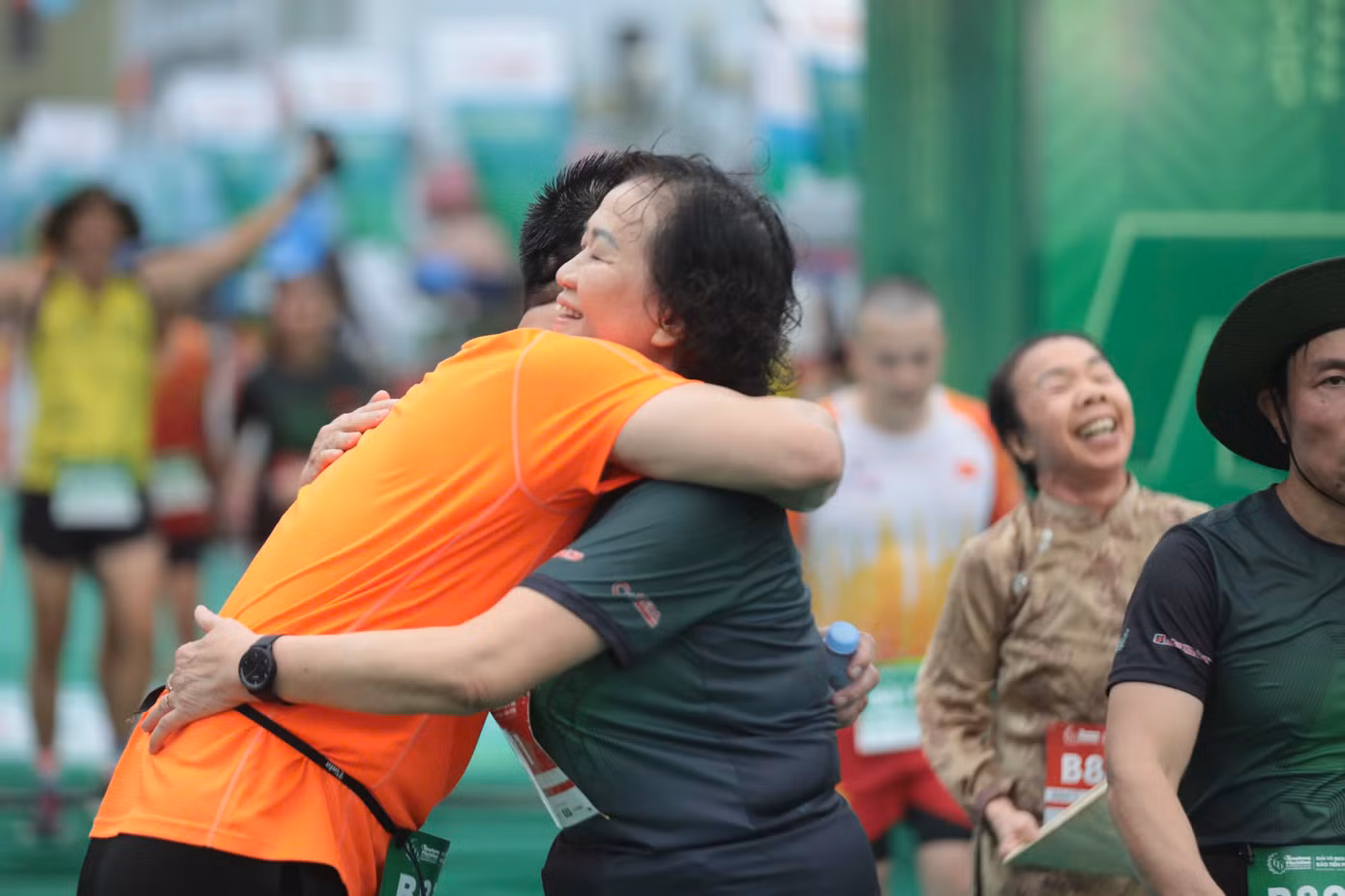 Không còn khoảng cách, mọi runner xích lại gần nhau, gắn kết bởi đam mê và tình yêu.