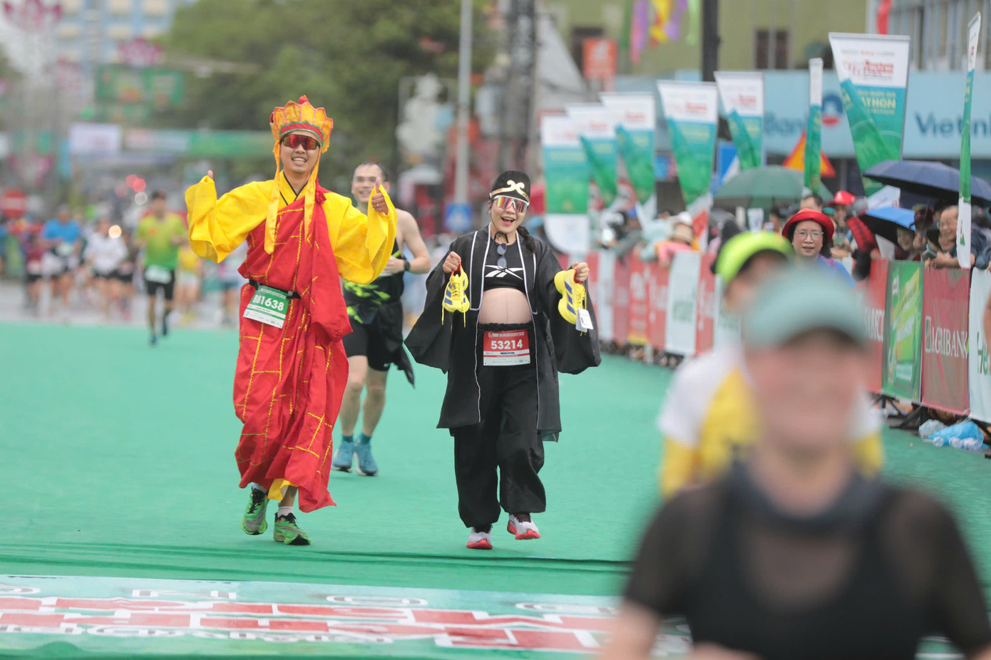 Các vận động viên cũng mang tới giải đấu những trang phục lạ mắt khác. Các vận động viên cũng mang tới giải đấu những trang phục lạ mắt khác.