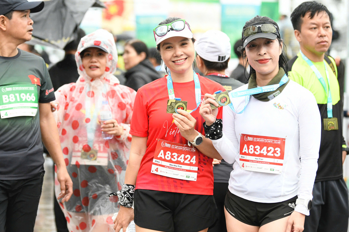 Các VĐV của Tiền Phong Marathon 2025 đều thích thú với tấm huy chương có thiết kế với những hình ảnh đặc trưng của Quảng Trị, đồng thời mang dấu ấn 50 năm giải phóng miền Nam, thống nhất đất nước.