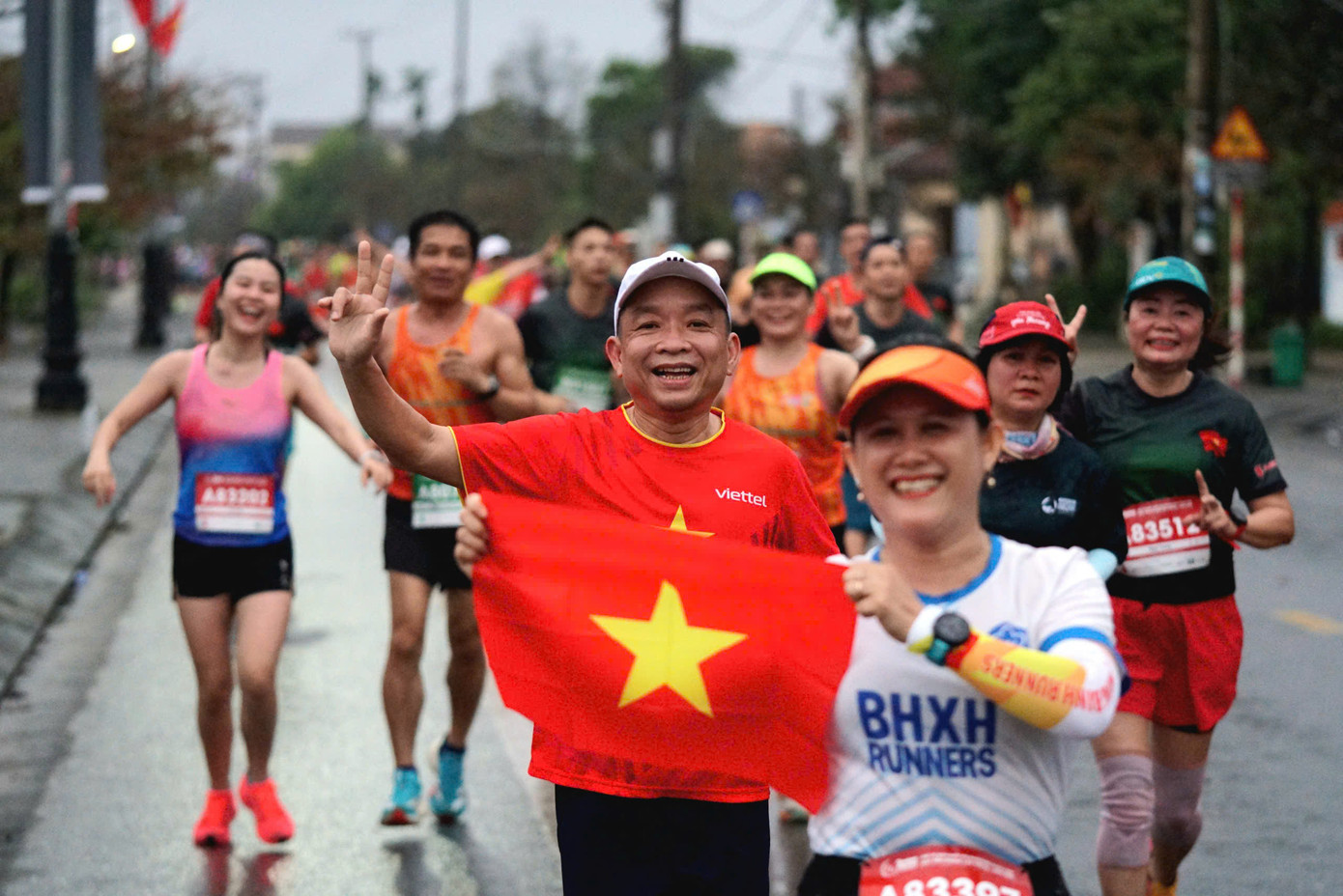 Trong mọi lúc, các vận động viên luôn sẵn sàng bùng tỏa sự phấn khích cùng tình yêu đất nước thông qua lá cờ đỏ sao vàng.