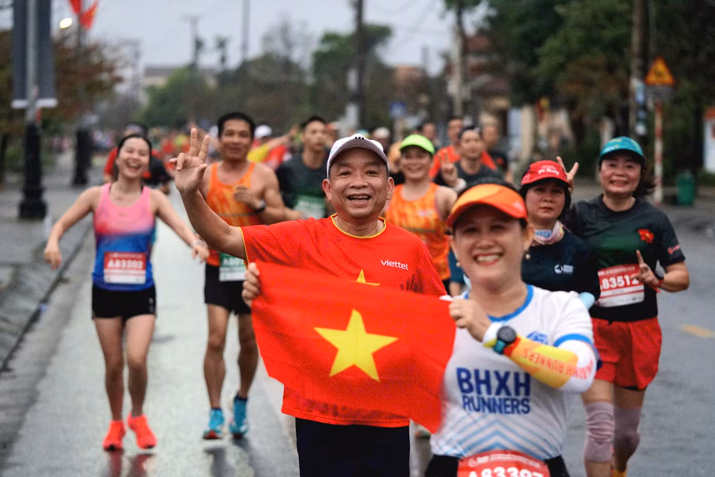 Trong mọi lúc, các vận động viên luôn sẵn sàng bùng tỏa sự phấn khích cùng tình yêu đất nước thông qua lá cờ đỏ sao vàng.