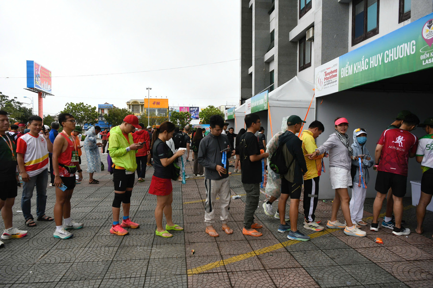 Năm nay, Ban tổ chức tiếp tục chương trình khắc tên trên huy chương. Dù trời mưa, các vận động viên vẫn kiên nhẫn chờ đợi. Năm nay, Ban tổ chức tiếp tục chương trình khắc tên trên huy chương. Dù trời mưa, các vận động viên vẫn kiên nhẫn chờ đợi.