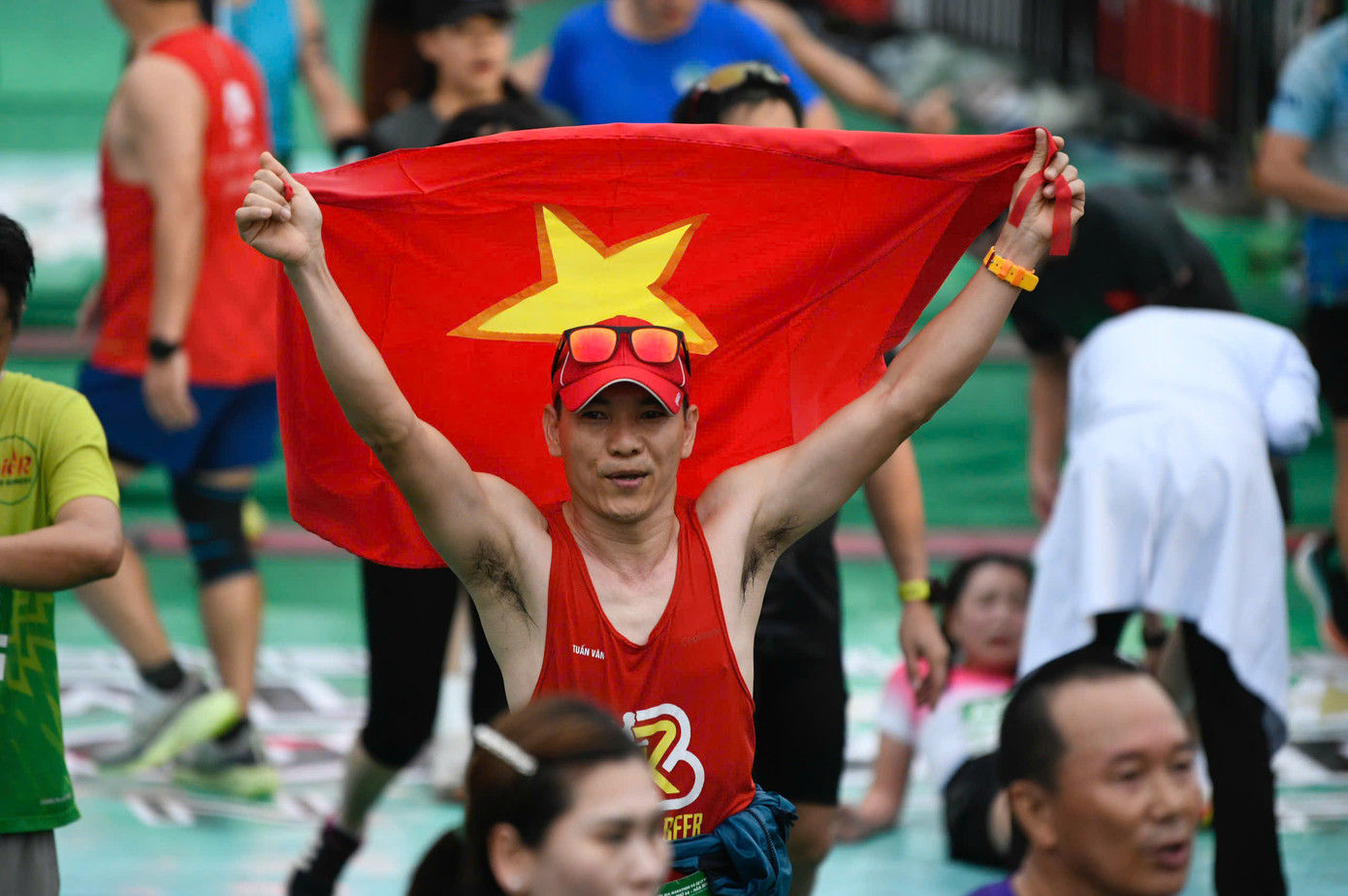 Trong mọi lúc, các vận động viên luôn sẵn sàng bùng tỏa sự phấn khích cùng tình yêu đất nước thông qua lá cờ đỏ sao vàng.