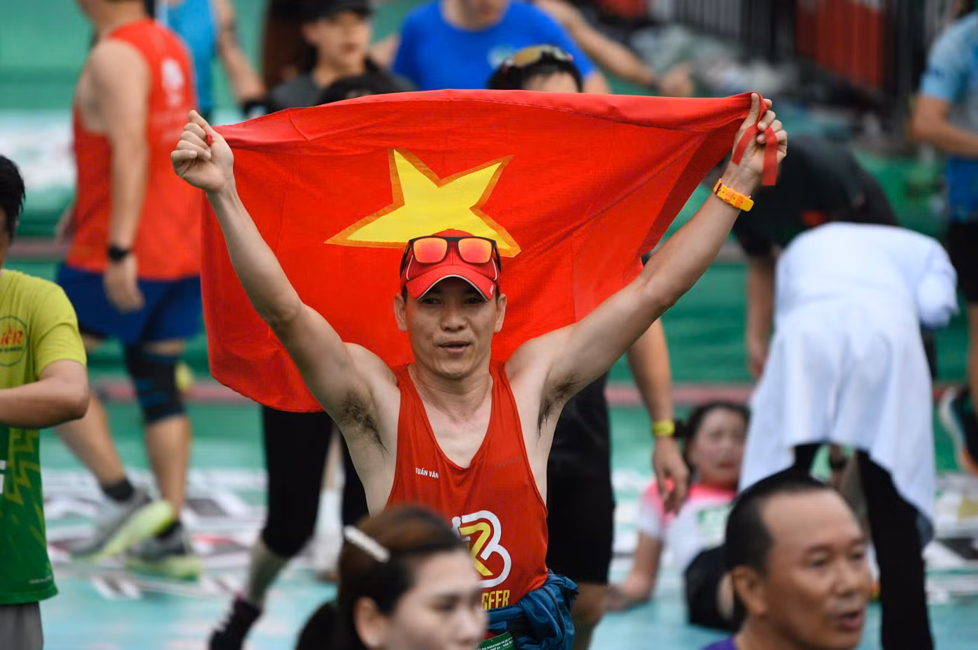 Trong mọi lúc, các vận động viên luôn sẵn sàng bùng tỏa sự phấn khích cùng tình yêu đất nước thông qua lá cờ đỏ sao vàng.