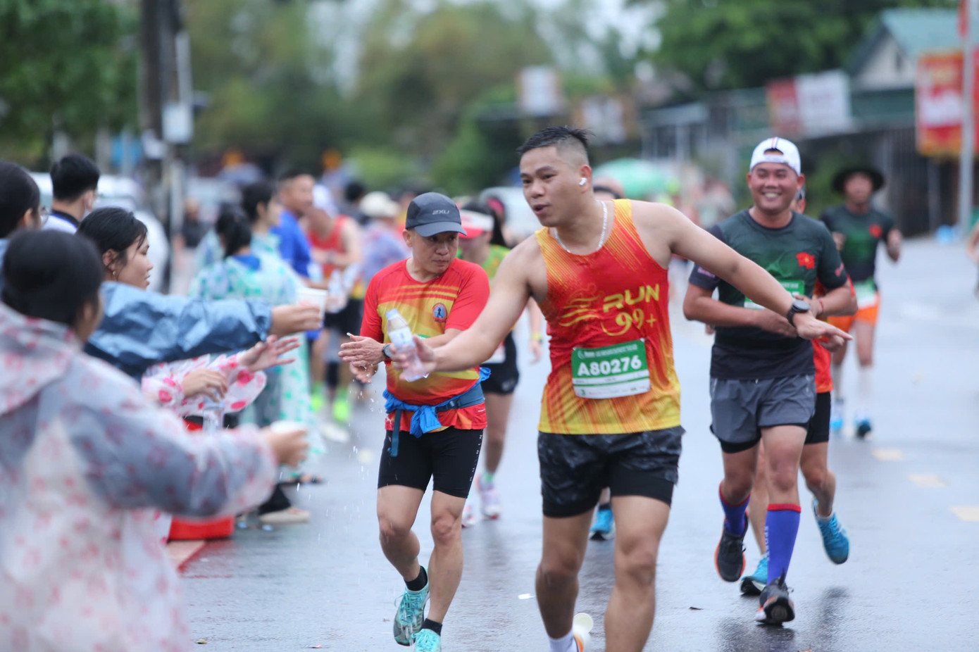 Khi đêm tối lui dần, người dân ra cổ vũ ngày càng nhiều, mang lại sự động viên lớn cho những runner. Khi đêm tối lui dần, người dân ra cổ vũ ngày càng nhiều, mang lại sự động viên lớn cho những runner.