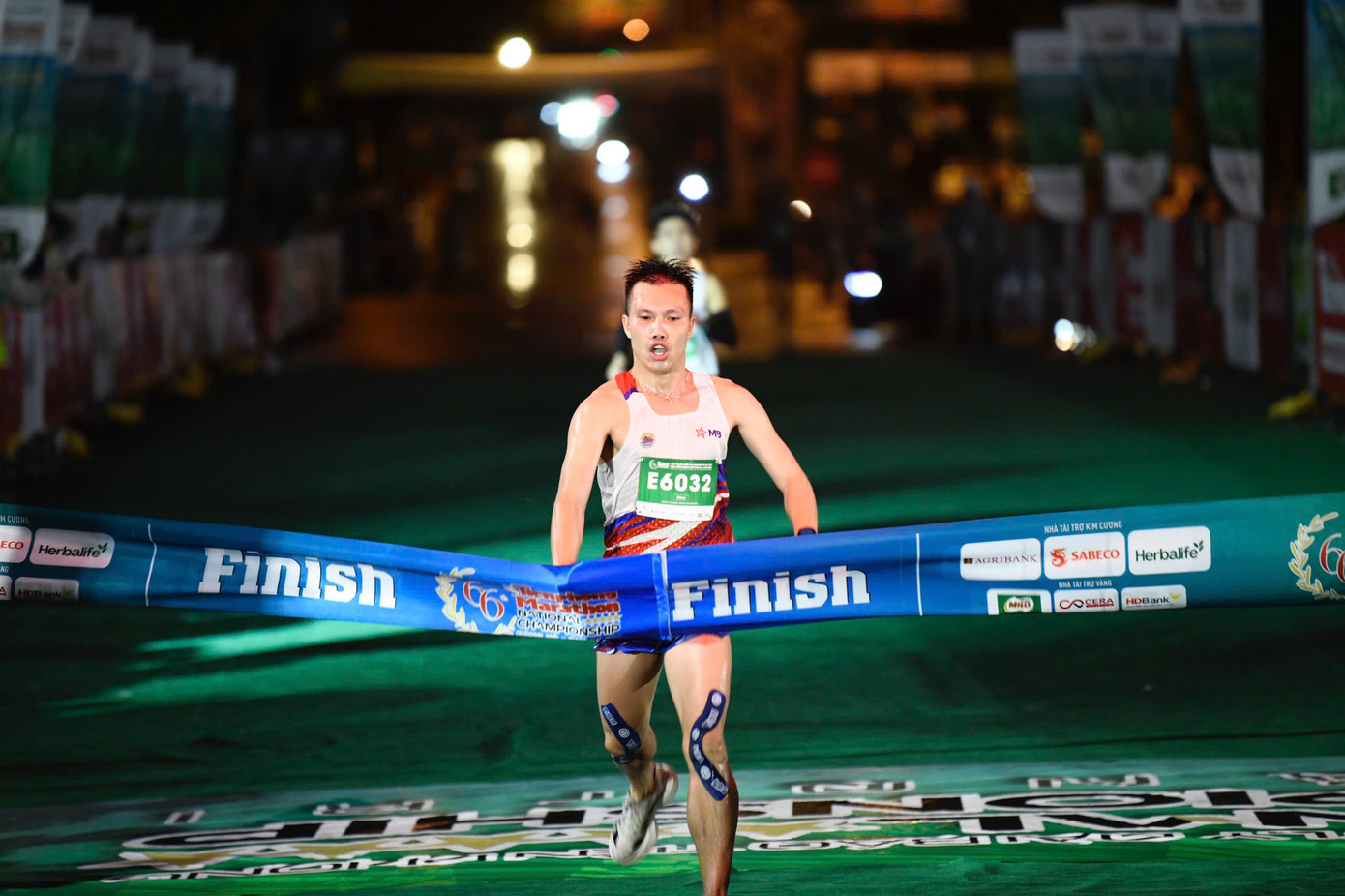 Giật băng đích đã trở thành thói quen khó bỏ của Đỗ Quốc Luật. Giật băng đích đã trở thành thói quen khó bỏ của Đỗ Quốc Luật.