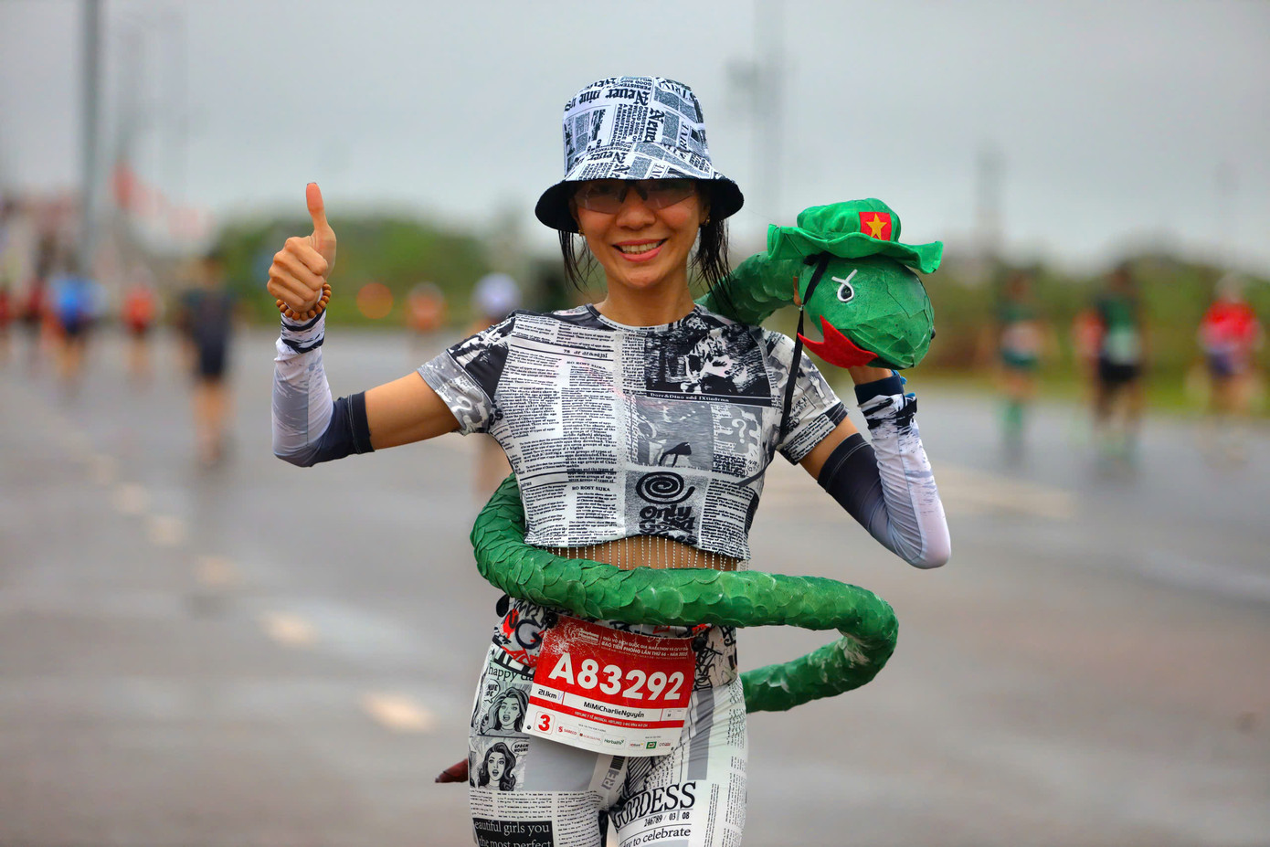 Còn đây là bộ trang phục chú rắn Ất Tỵ trong màu xanh áo lính và chiếc mũ tai bèo. Còn đây là bộ trang phục chú rắn Ất Tỵ trong màu xanh áo lính và chiếc mũ tai bèo.