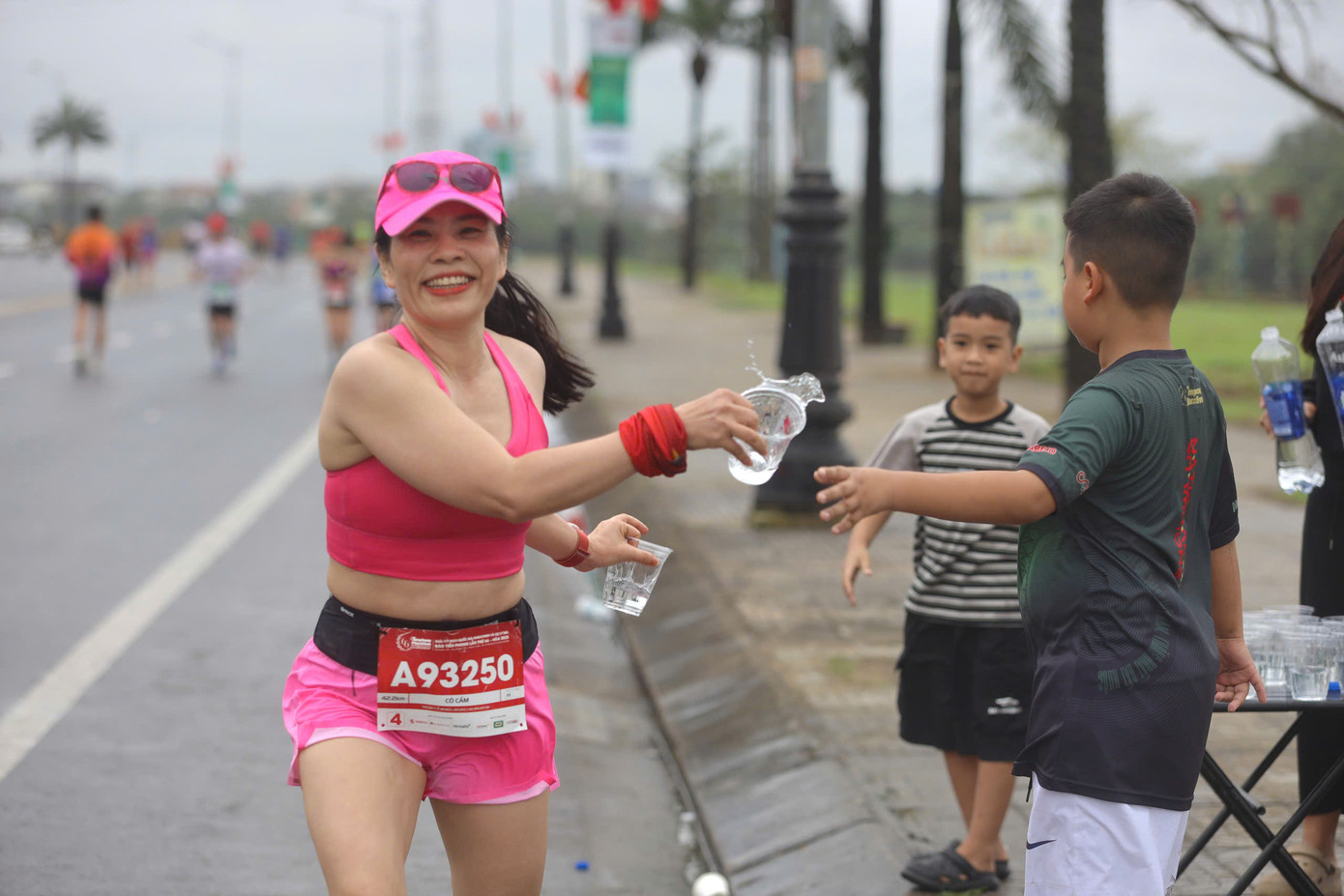 Người dân Quảng Trị cũng tự bỏ tiền, tạo thêm các điểm tiếp nước miễn phí cho các vận động viên đang sải bước trên miền đất lửa. Người dân Quảng Trị cũng tự bỏ tiền, tạo thêm các điểm tiếp nước miễn phí cho các vận động viên đang sải bước trên miền đất lửa.