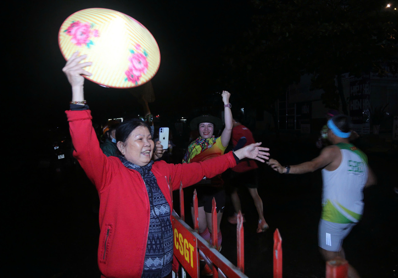 Tiền Phong Marathon 2025 bắt đầu từ lúc 4 rưỡi sáng. Dù vậy, nhiều người dân Quảng Trị đã đổ ra đường để cổ vũ hơn 7.000 vận động viên. Tiền Phong Marathon 2025 bắt đầu từ lúc 4 rưỡi sáng. Dù vậy, nhiều người dân Quảng Trị đã đổ ra đường để cổ vũ hơn 7.000 vận động viên.