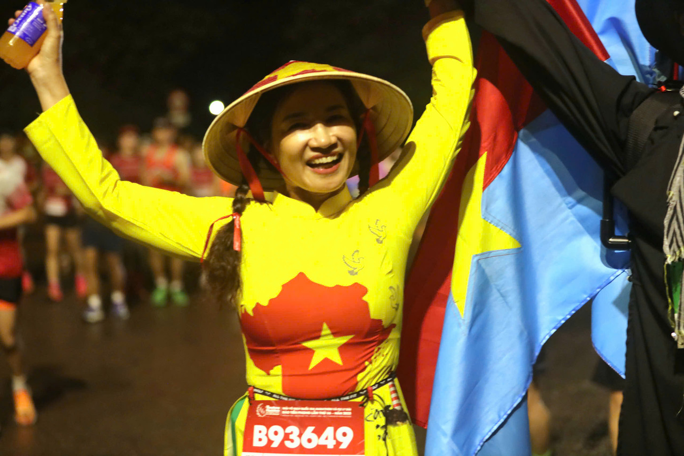 Trong mọi lúc, các vận động viên luôn sẵn sàng bùng tỏa sự phấn khích cùng tình yêu đất nước thông qua lá cờ đỏ sao vàng.
