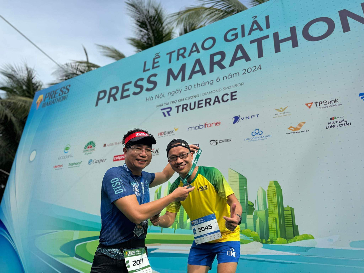 Nhà báo Phạm Đình Thắng, Chủ tịch câu lạc bộ Tiền Phong Runners chia vui cùng runner Nguyễn Văn Tư. Nhà báo Phạm Đình Thắng, Chủ tịch câu lạc bộ Tiền Phong Runners chia vui cùng runner Nguyễn Văn Tư.