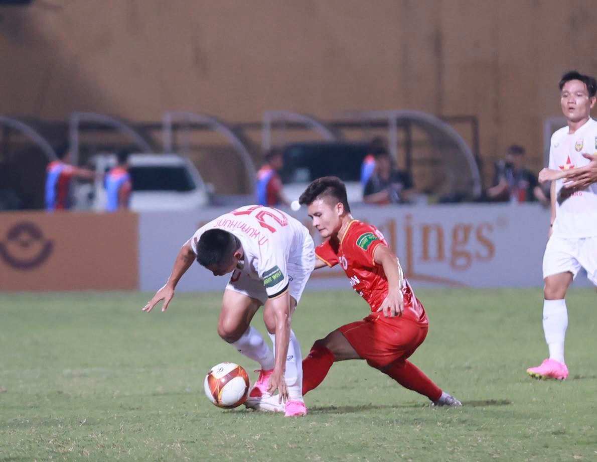 Có thể thấy sự tự tin đã trở lại với Quang Hải. Anh thoải mái thực hiện các pha xử lý kỹ thuật.