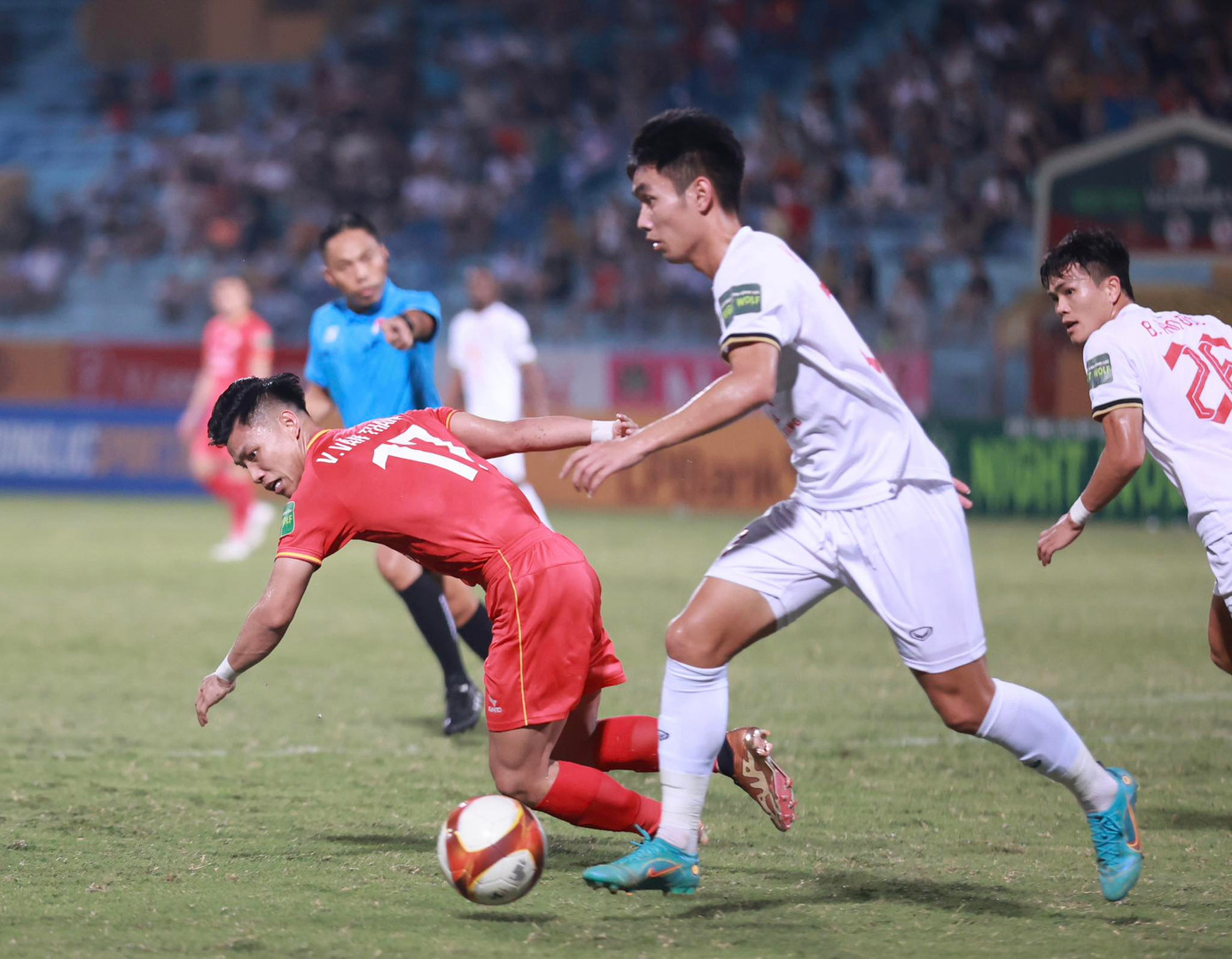 CAHN bị Hà Tĩnh chia điểm, cục diện cuộc đua vô địch thêm gay cấn ảnh 27 CAHN bị Hà Tĩnh chia điểm, cục diện cuộc đua vô địch thêm gay cấn ảnh 27