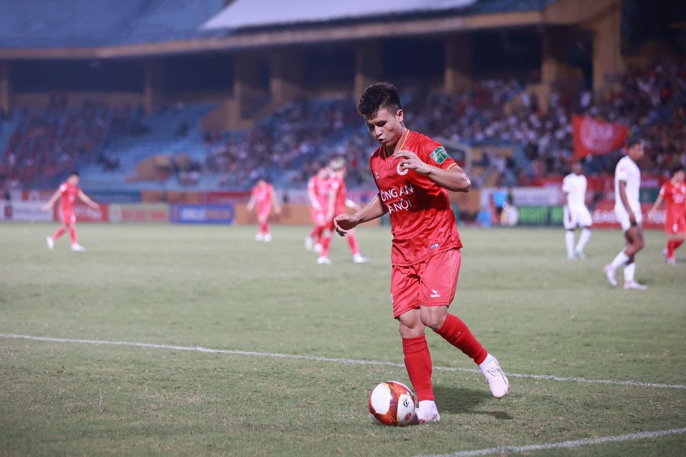 Nhưng Quang Hải không chỉ ép mình ở cánh trái. Anh hoạt động rất rộng, liên tục hoán đổi vị trí với các cầu thủ trên hàng công CAHN để đôi khi xuất hiện ở cánh phải hoặc trung lộ, đôi khi lại lùi sâu, hỗ trợ phòng ngự và tranh cướp bóng khá hiệu quả.