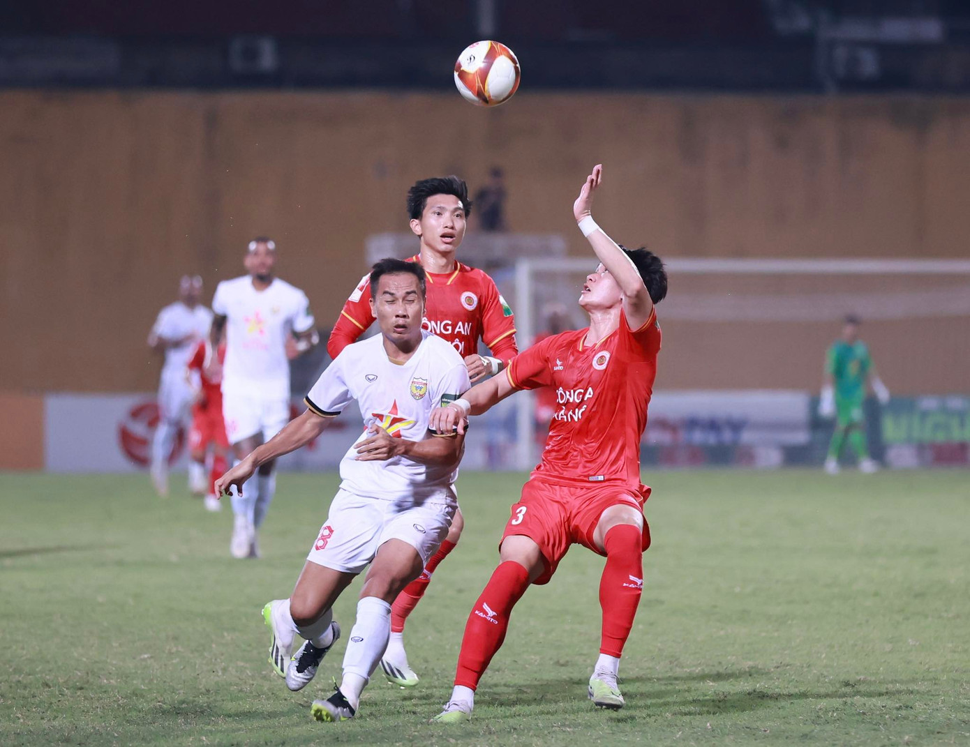 CAHN bị Hà Tĩnh chia điểm, cục diện cuộc đua vô địch thêm gay cấn ảnh 9 CAHN bị Hà Tĩnh chia điểm, cục diện cuộc đua vô địch thêm gay cấn ảnh 9