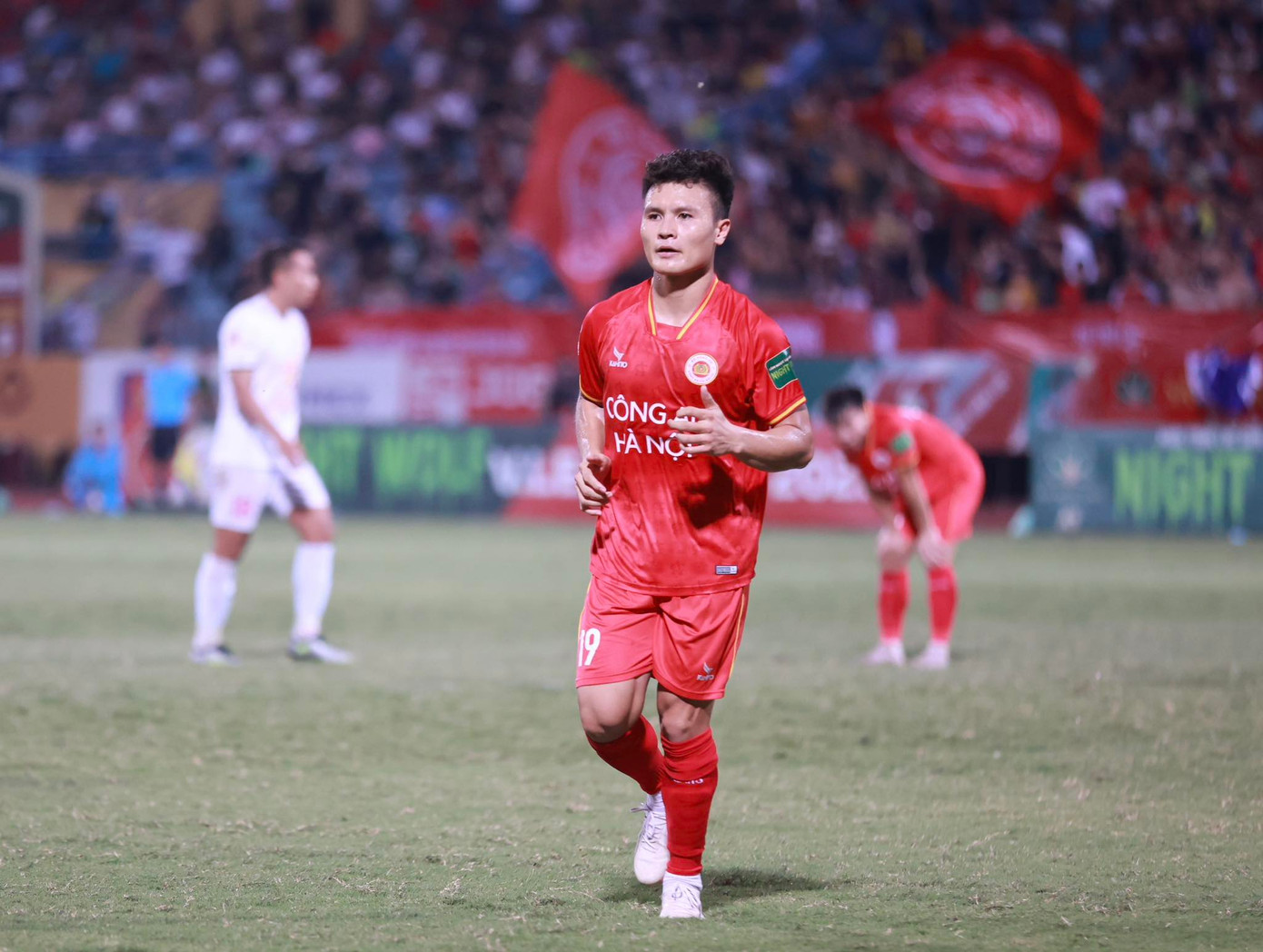 Khi CAHN chủ động chơi thận trọng để bảo vệ lợi thế dẫn bàn, Quang Hải lùi xuống và tiếp tục cho thấy sự nguy hiểm với những đường chuyền vượt tuyến, hướng đến phía sau hàng phòng ngự Hà Tĩnh. Phút 76, Gustavo thoát xuống sau đường chuyền sáng tạo của Hải nhưng lại để cơ hội trôi qua.