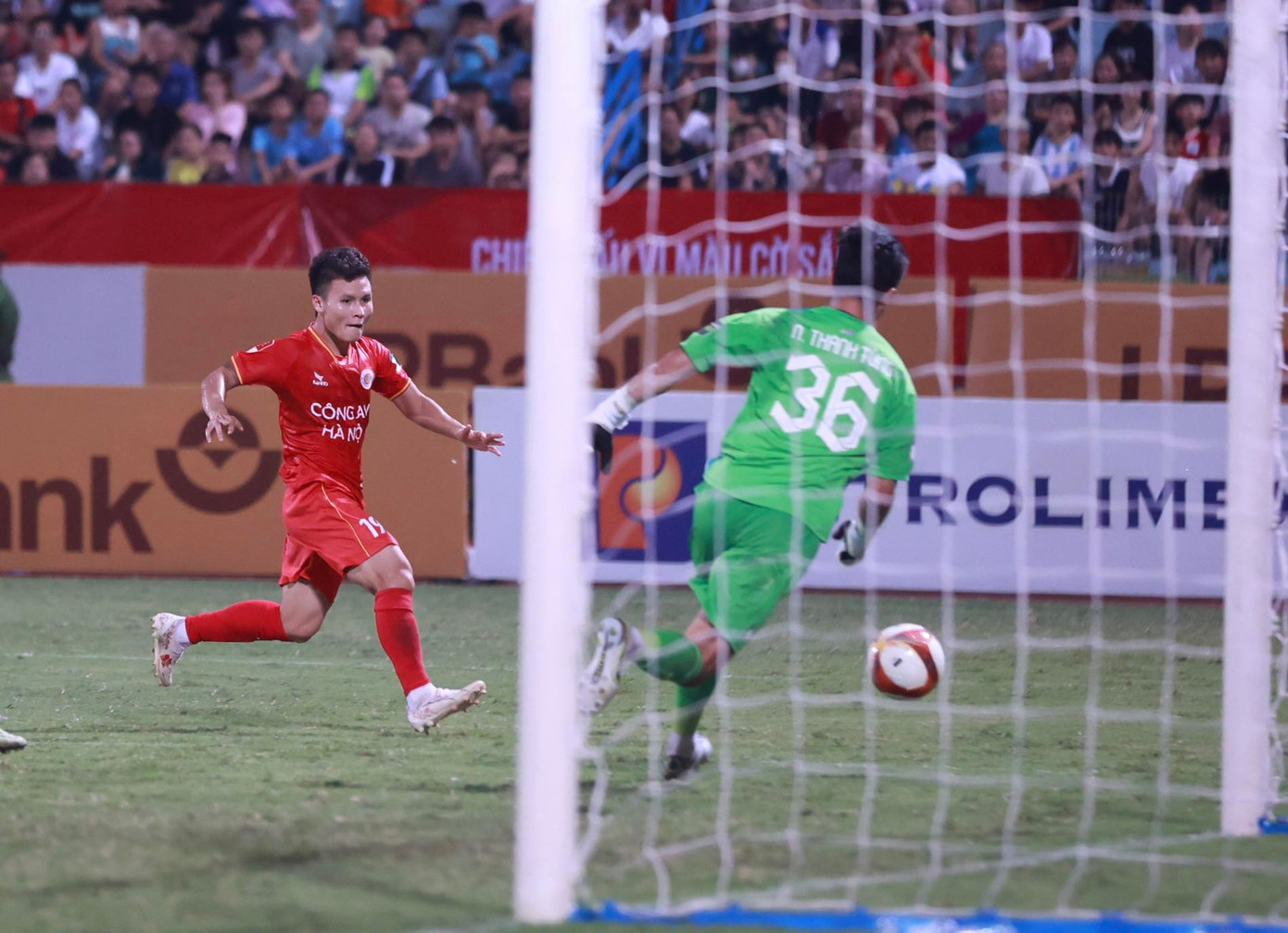 Màn trình diễn của Quang Hải sẽ trọn vẹn hơn nếu anh có được bàn thắng, hoặc ít nhất CAHN rời sân với 3 điểm. Thế nhưng tất cả lại không xảy ra. Ngôi sao 26 tuổi tiếp tục phải chờ đợi thêm nữa để hưởng hương vị chiến thắng đầu tiên với màu áo CAHN.