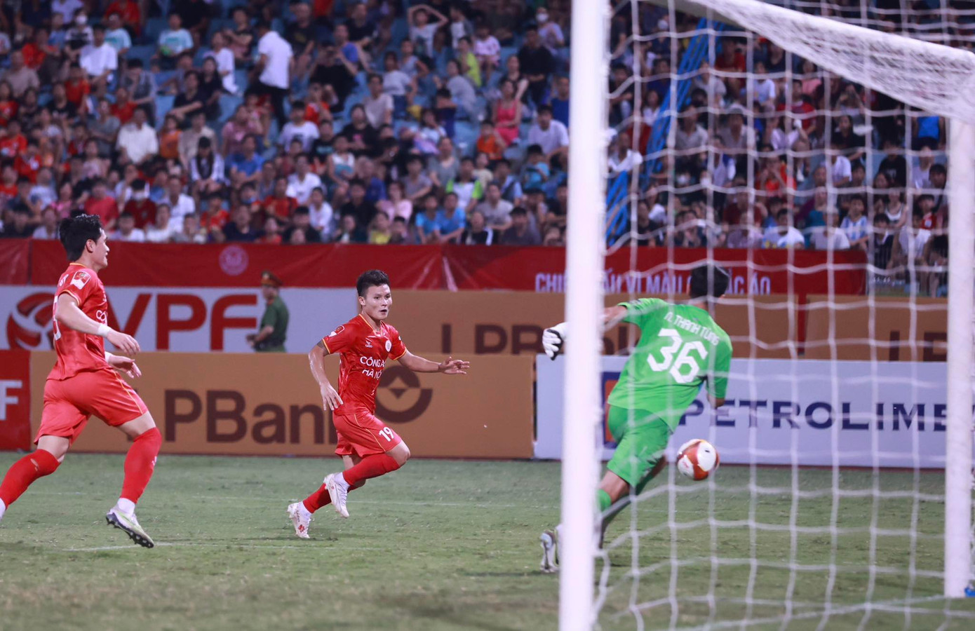 Màn trình diễn của Quang Hải sẽ trọn vẹn hơn nếu anh có được bàn thắng, hoặc ít nhất CAHN rời sân với 3 điểm. Thế nhưng tất cả lại không xảy ra. Ngôi sao 26 tuổi tiếp tục phải chờ đợi thêm nữa để hưởng hương vị chiến thắng đầu tiên với màu áo CAHN.