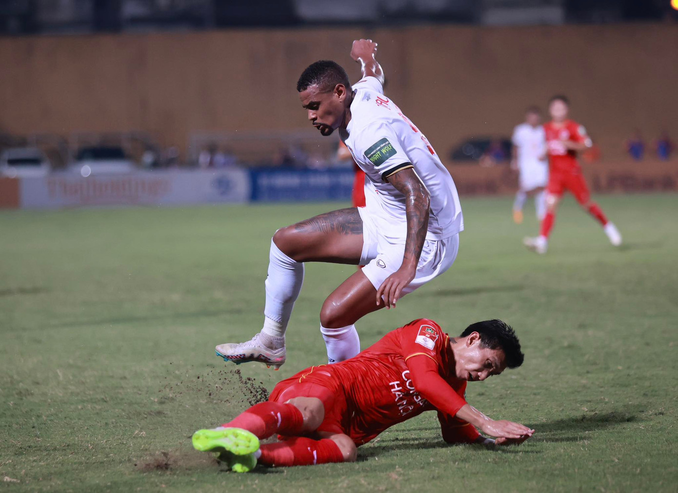 CAHN bị Hà Tĩnh chia điểm, cục diện cuộc đua vô địch thêm gay cấn ảnh 14 CAHN bị Hà Tĩnh chia điểm, cục diện cuộc đua vô địch thêm gay cấn ảnh 14