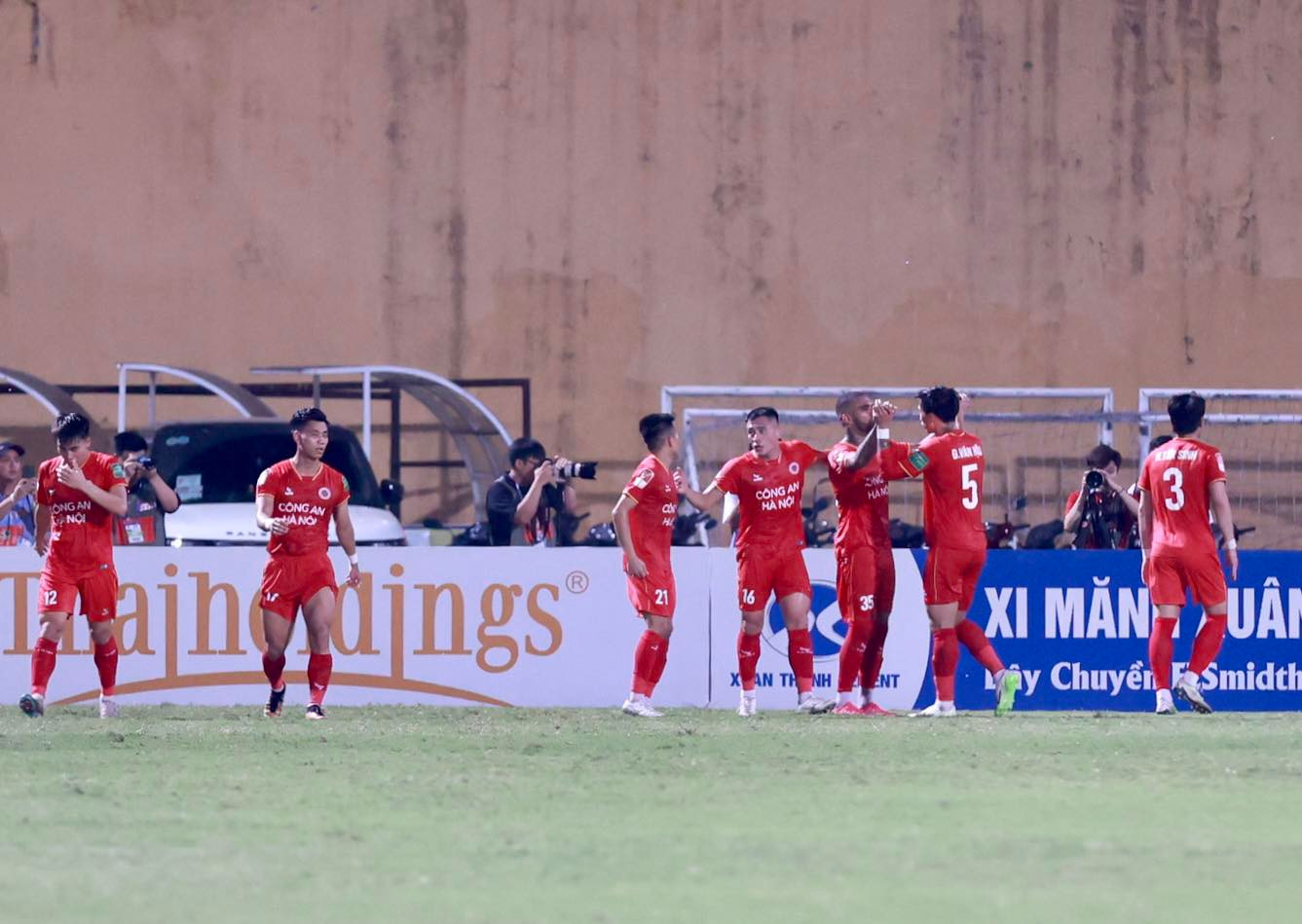 CAHN bị Hà Tĩnh chia điểm, cục diện cuộc đua vô địch thêm gay cấn ảnh 15 CAHN bị Hà Tĩnh chia điểm, cục diện cuộc đua vô địch thêm gay cấn ảnh 15