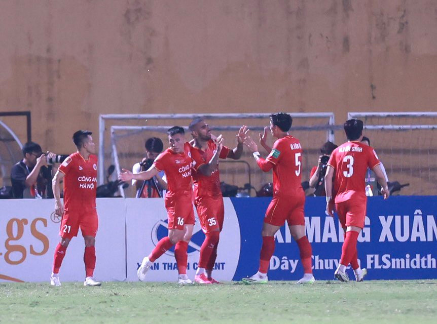 CAHN bị Hà Tĩnh chia điểm, cục diện cuộc đua vô địch thêm gay cấn ảnh 16 CAHN bị Hà Tĩnh chia điểm, cục diện cuộc đua vô địch thêm gay cấn ảnh 16