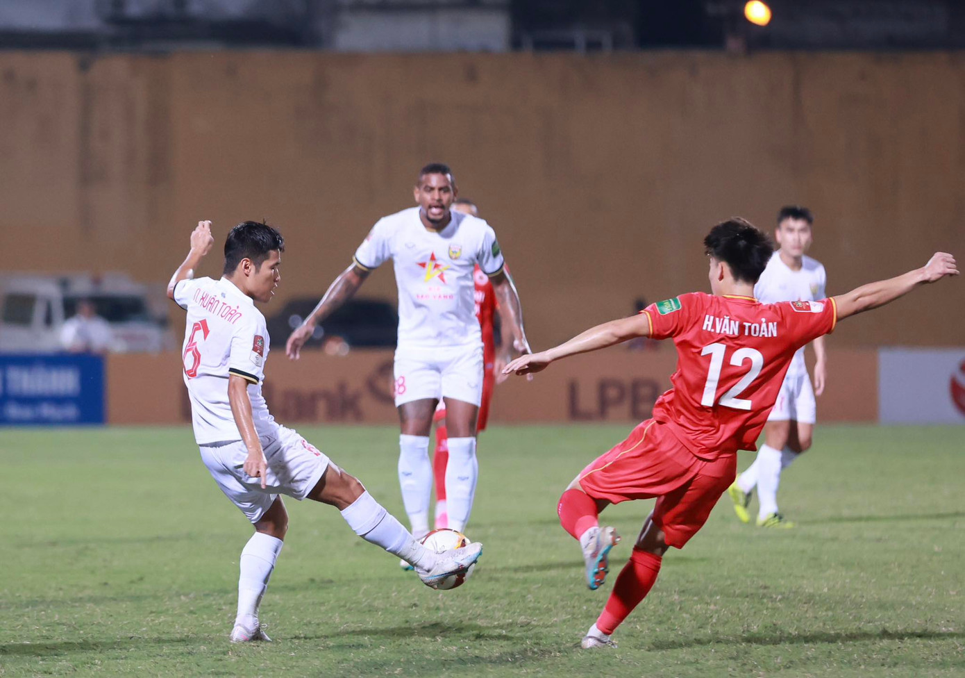 CAHN bị Hà Tĩnh chia điểm, cục diện cuộc đua vô địch thêm gay cấn ảnh 8 CAHN bị Hà Tĩnh chia điểm, cục diện cuộc đua vô địch thêm gay cấn ảnh 8