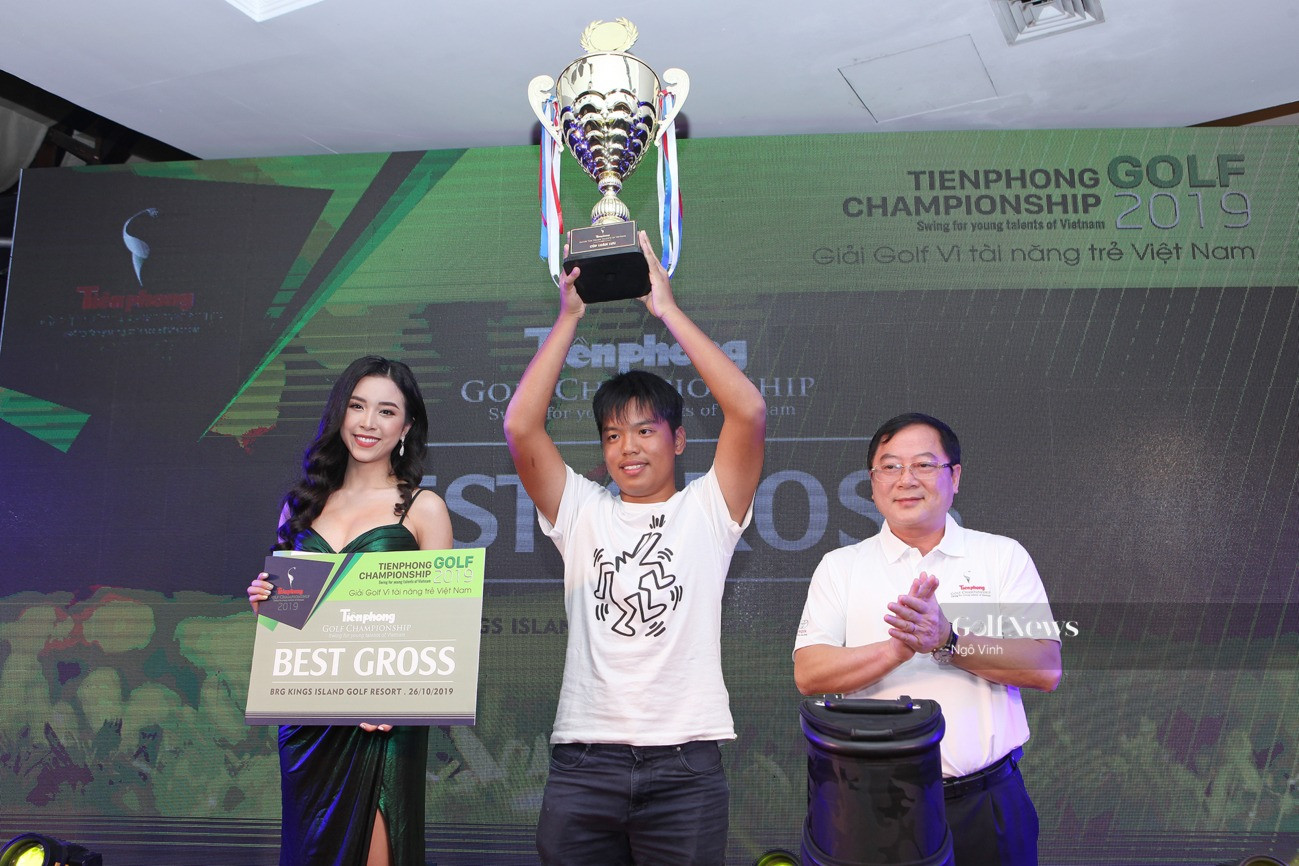 Nguyễn Vũ Quốc Anh nhận Cúp vô địch Tiền Phong Golf Championship 2019... Nguyễn Vũ Quốc Anh nhận Cúp vô địch Tiền Phong Golf Championship 2019...