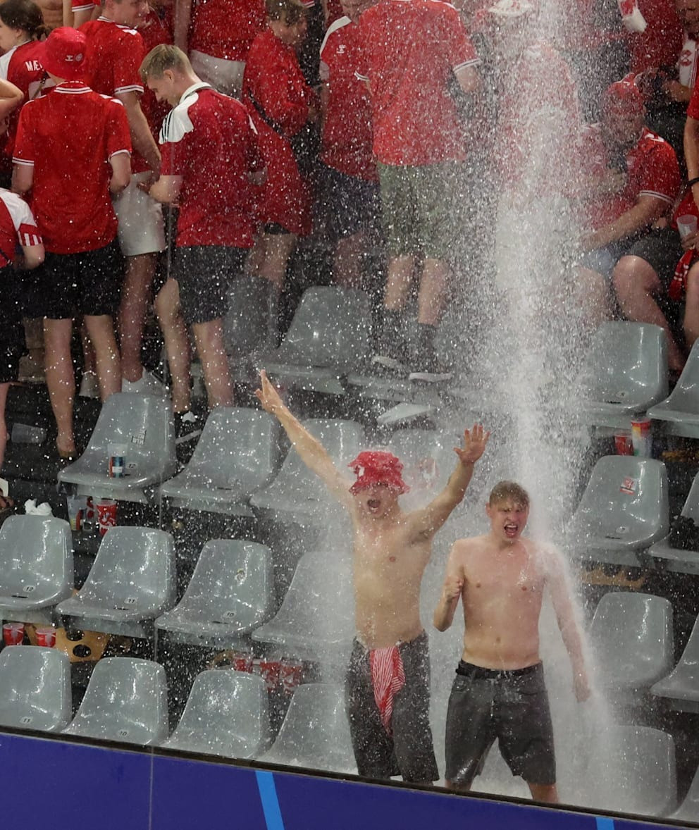 Một vài người hâm mộ thích thú đùa nghịch bên dòng nước.