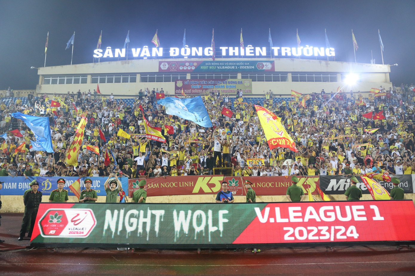 Sau 39 năm, thành Nam lại được sống trong bầu không khí lễ hội, khi Thép Xanh Nam Định đăng quang ở V-League 2023/2024. Sau 39 năm, thành Nam lại được sống trong bầu không khí lễ hội, khi Thép Xanh Nam Định đăng quang ở V-League 2023/2024.