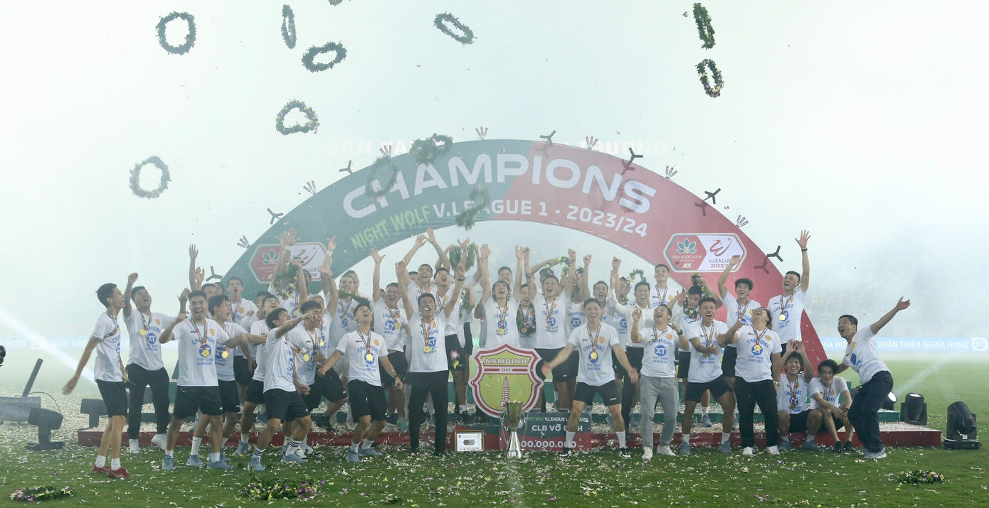 Thép Xanh Nam Định không phải "Dài ngân hà" tập hợp những ngôi sao thượng thặng, mà là tập thể gắn bó, đoàn kết và giàu khát khao chiến thắng. Thép Xanh Nam Định không phải "Dài ngân hà" tập hợp những ngôi sao thượng thặng, mà là tập thể gắn bó, đoàn kết và giàu khát khao chiến thắng.