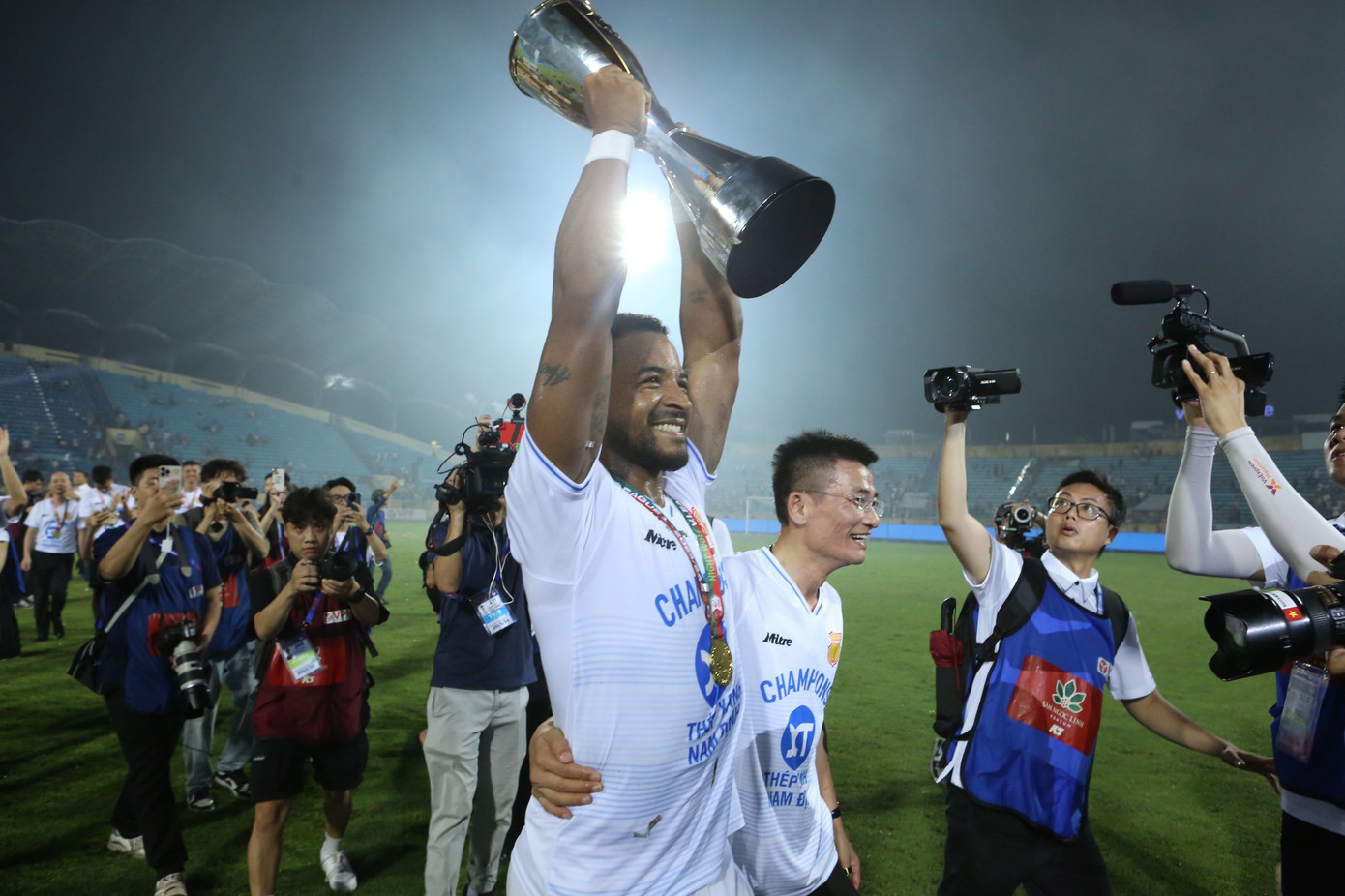 Với chức vô địch V-League 2023/2024, Thép Xanh Nam Định sẽ lần đầu tiên tham dự trận Siêu Cúp bóng đá Quốc gia, gặp Đông Á Thanh Hóa tại sân Thiên Trường ngày 31/8. Với chức vô địch V-League 2023/2024, Thép Xanh Nam Định sẽ lần đầu tiên tham dự trận Siêu Cúp bóng đá Quốc gia, gặp Đông Á Thanh Hóa tại sân Thiên Trường ngày 31/8.