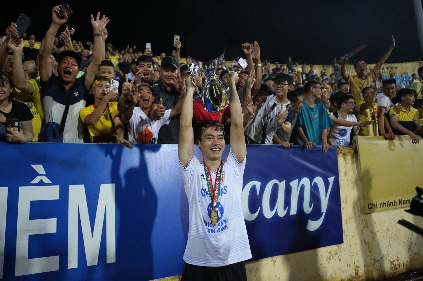 Với chức vô địch V-League 2023/2024, Thép Xanh Nam Định sẽ lần đầu tiên tham dự trận Siêu Cúp bóng đá Quốc gia, gặp Đông Á Thanh Hóa tại sân Thiên Trường ngày 31/8. Với chức vô địch V-League 2023/2024, Thép Xanh Nam Định sẽ lần đầu tiên tham dự trận Siêu Cúp bóng đá Quốc gia, gặp Đông Á Thanh Hóa tại sân Thiên Trường ngày 31/8.