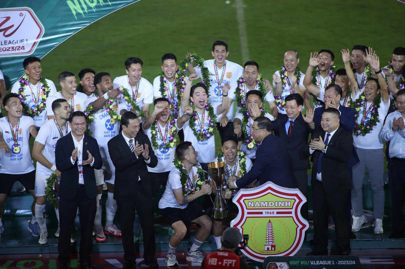 Với chức vô địch V-League 2023/2024, Thép Xanh Nam Định sẽ lần đầu tiên tham dự trận Siêu Cúp bóng đá Quốc gia, gặp Đông Á Thanh Hóa tại sân Thiên Trường ngày 31/8. Với chức vô địch V-League 2023/2024, Thép Xanh Nam Định sẽ lần đầu tiên tham dự trận Siêu Cúp bóng đá Quốc gia, gặp Đông Á Thanh Hóa tại sân Thiên Trường ngày 31/8.