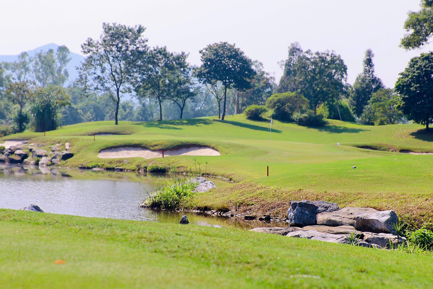 Đây cũng là khung thời gian được các golfer yêu thích, khi cơ thể sung mãn, tràn đầy năng lượng, đồng thời sân bãi cũng đạt tình trạng tốt nhất.