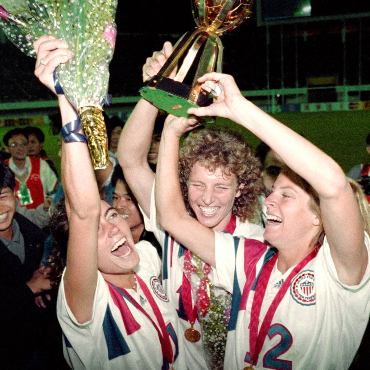 Hình ảnh lễ khai mạc giải đấu ở Quảng Đông, Trung Quốc, khoảnh khắc đăng quang của ĐT Mỹ và Michelle Akers-Stahl, tiền đạo của ĐT Mỹ giành Chiếc giày Vàng với 10 bàn thắng. (Ảnh: Getty Images) Hình ảnh lễ khai mạc giải đấu ở Quảng Đông, Trung Quốc, khoảnh khắc đăng quang của ĐT Mỹ và Michelle Akers-Stahl, tiền đạo của ĐT Mỹ giành Chiếc giày Vàng với 10 bàn thắng. (Ảnh: Getty Images)