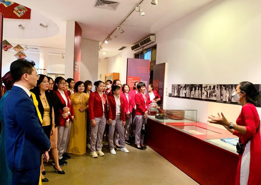 Các đồng chí lãnh đạo cùng các vận động viên, huấn luyện viên tham quan triển lãm &quot;Khát vọng tỏa sáng&quot;.