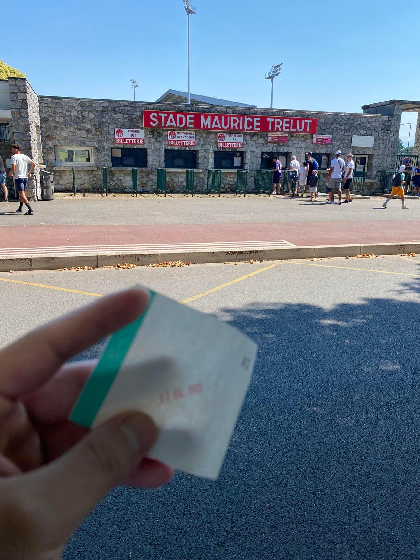 Luvan Lập khoe tấm vé vào sân trận giao hữu giữa Pau FC và Toulouse. (Ảnh: FBNV) Luvan Lập khoe tấm vé vào sân trận giao hữu giữa Pau FC và Toulouse. (Ảnh: FBNV)