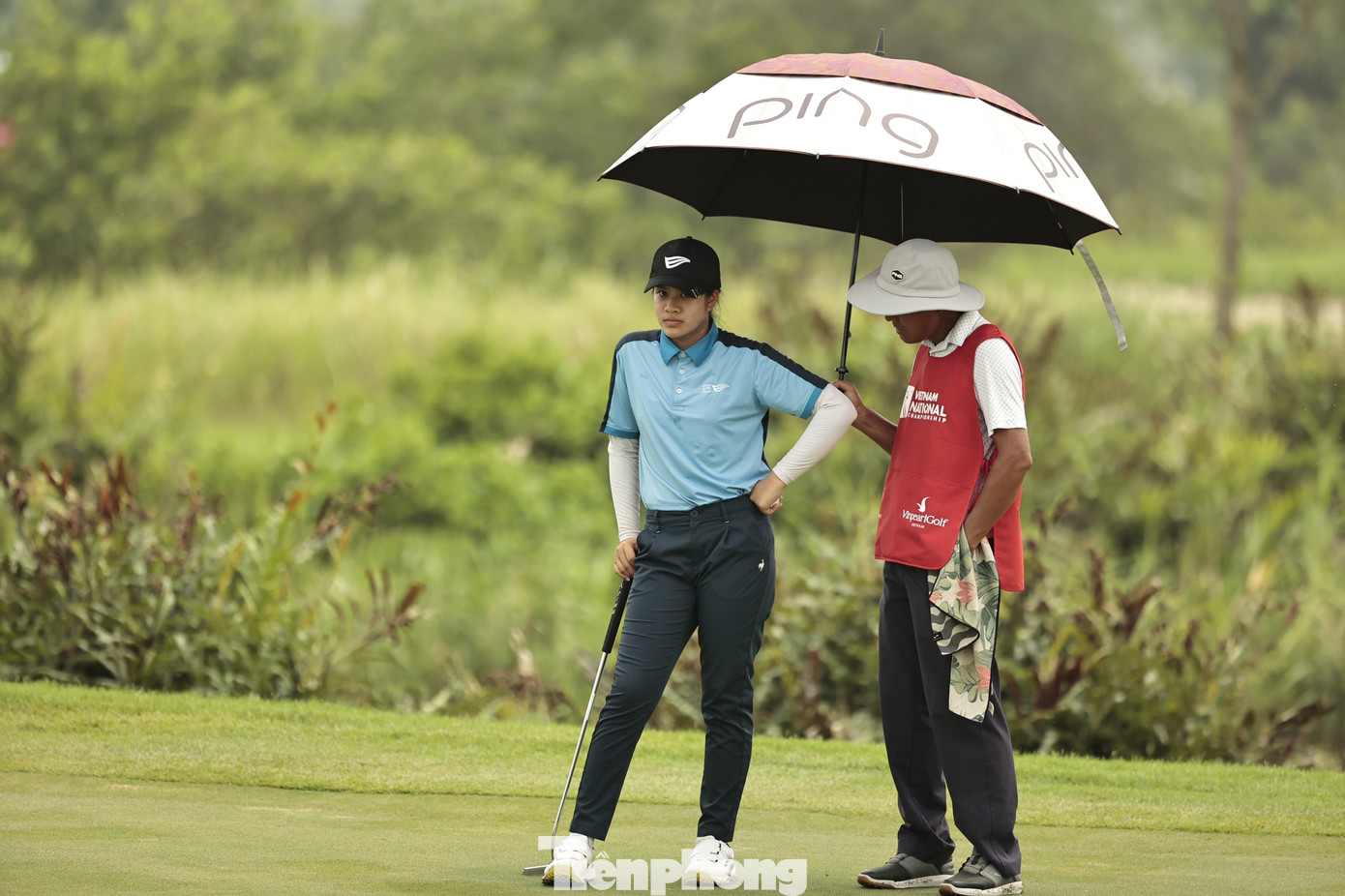 Trong hành trình tại Giải Vô địch Golf Quốc gia 2024, Cúp VinFast - Hải Phòng, đồng hành với Gia Hân là bố Nguyễn Viết Thành, người đã truyền cảm hứng và khuyến khích cô con gái chơi golf từ năm 8 tuổi.