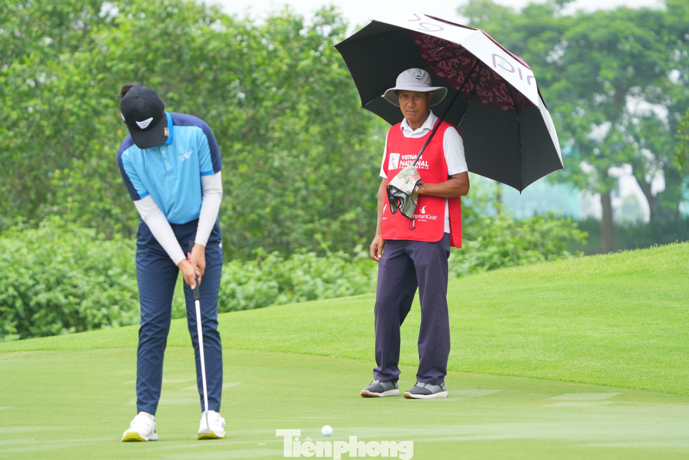 Trong hành trình tại Giải Vô địch Golf Quốc gia 2024, Cúp VinFast - Hải Phòng, đồng hành với Gia Hân là bố Nguyễn Viết Thành, người đã truyền cảm hứng và khuyến khích cô con gái chơi golf từ năm 8 tuổi.