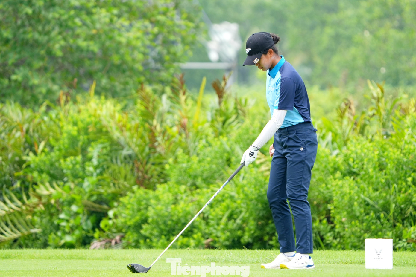 Thành tích này giúp cô duy trì tổng điểm -2 đã tạo dựng ở ngày thi đấu đầu tiên, giữ khoảng cách 4 gậy so với người đứng sau Lê Chúc An (hoàn thành ngày thứ hai với 146 gậy + 2).