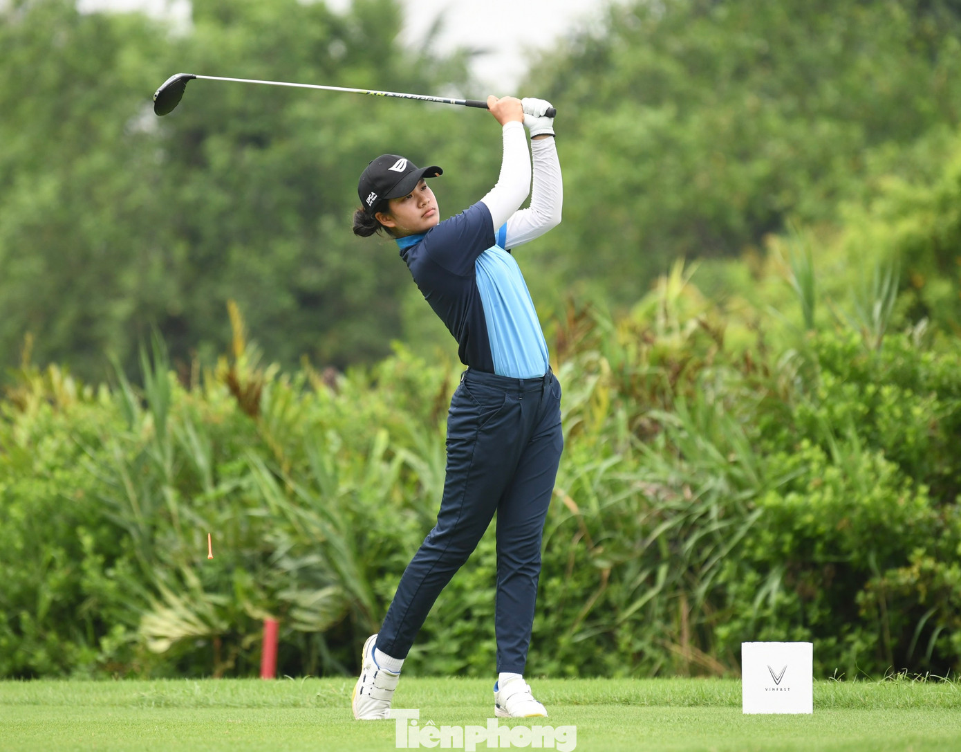 Thành tích này giúp cô duy trì tổng điểm -2 đã tạo dựng ở ngày thi đấu đầu tiên, giữ khoảng cách 4 gậy so với người đứng sau Lê Chúc An (hoàn thành ngày thứ hai với 146 gậy + 2).