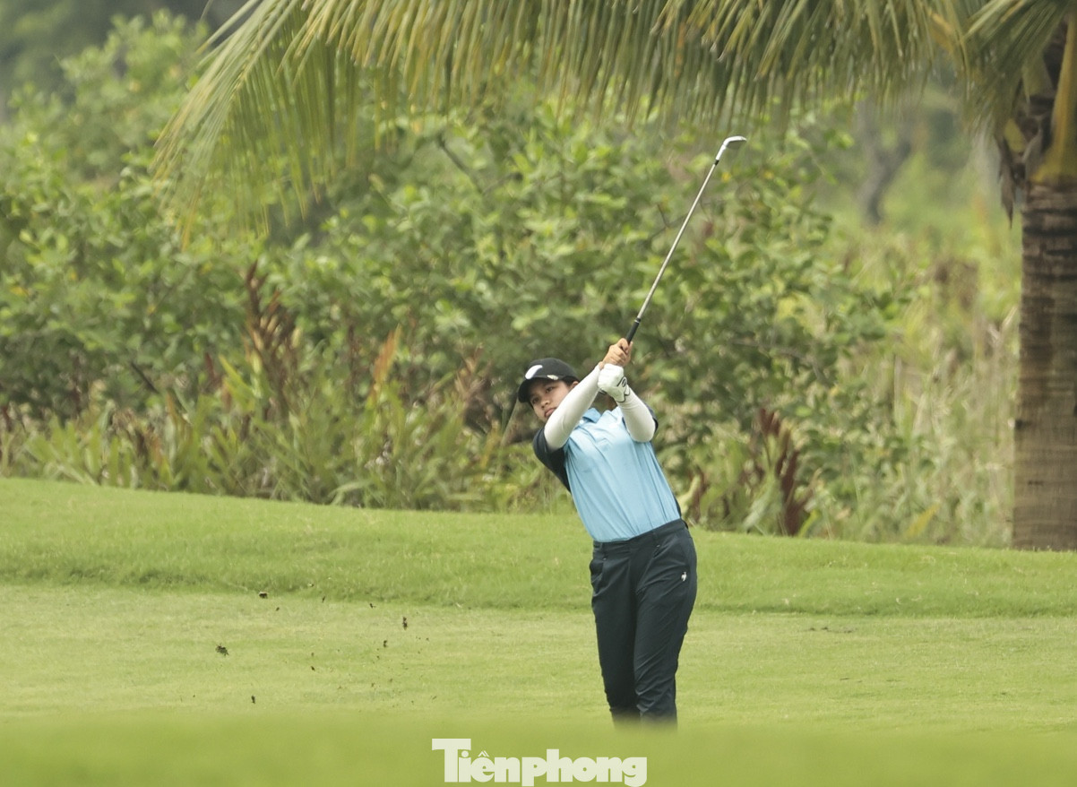 Trong ngày thứ hai, sau khi mắc bogey ở hố 5 par4, Gia Hân sớm lấy lại sự điềm tĩnh để đạt điểm par ở 4 hố tiếp theo.