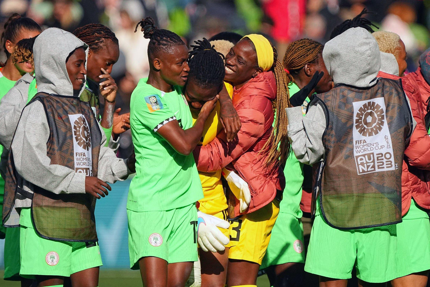 Nữ Nigeria vỡ òa hạnh phúc sau chiến thắng trước Australia. (Ảnh: Getty Images)